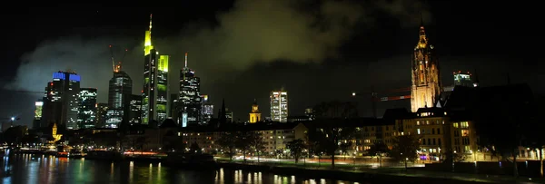 Vista noturna no horizonte de Frankfurt com reflexões sobre a água — Fotografia de Stock