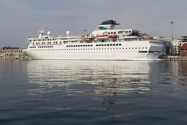 Crucero Voyager navegó puerto — Foto de Stock