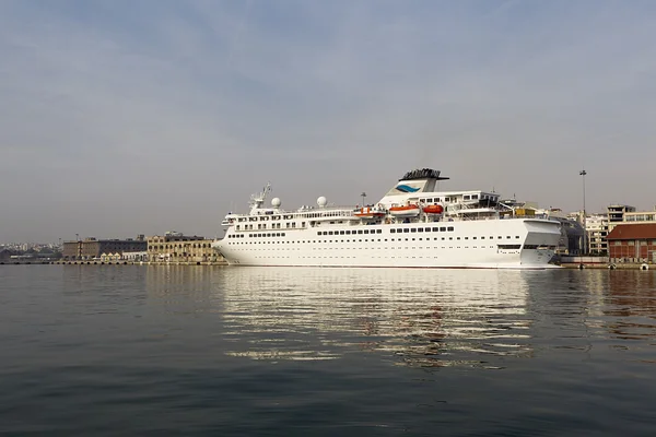 Crucero Voyager navegó puerto — Foto de Stock