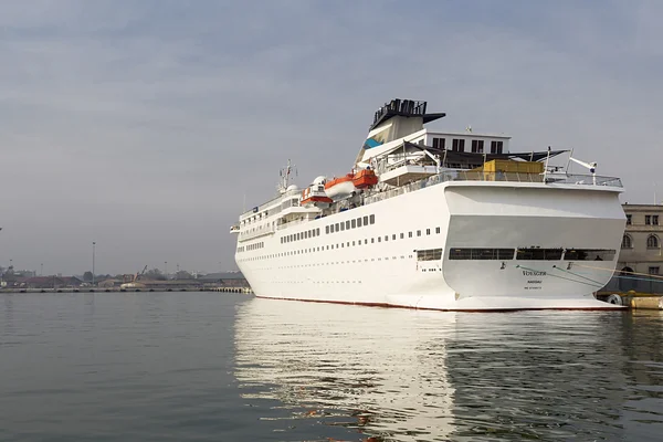 Cruise gemi yelken voyager bağlantı noktası — Stok fotoğraf