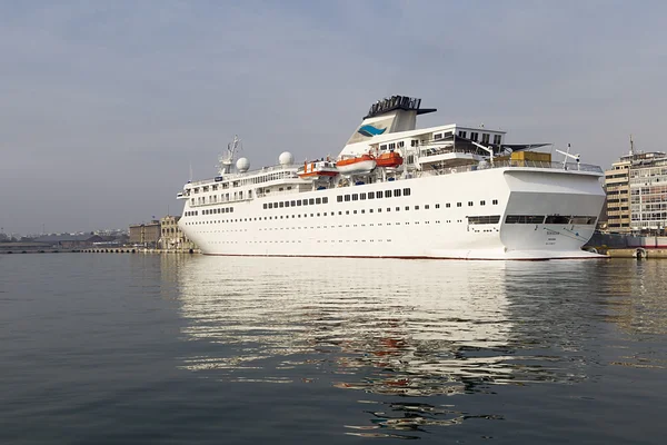Cruise ship Voyager sailed port — Stock Photo, Image