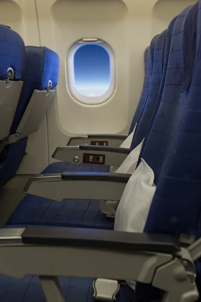 Assento de avião e janela dentro de uma aeronave.. shal baixo DOF — Fotografia de Stock