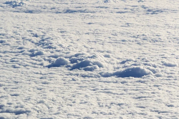 Formaciones de nubes vistas desde el plano — Foto de Stock