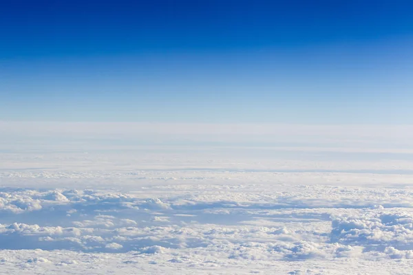 Wolken. Blick von oben aus dem Fenster eines Flugzeugs, das in der Luft fliegt — Stockfoto