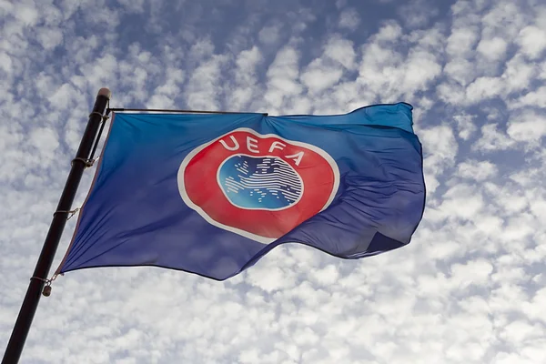 Uefa Europa League bandeiras contra o azul nublado — Fotografia de Stock