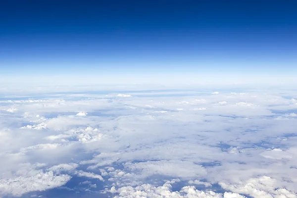 Wolken. Blick von oben aus dem Fenster eines Flugzeugs, das in der Luft fliegt — Stockfoto