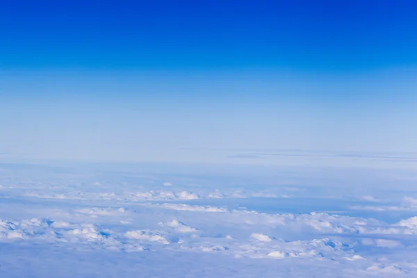 Nuvens. vista superior da janela de um avião voando no cl — Fotografia de Stock