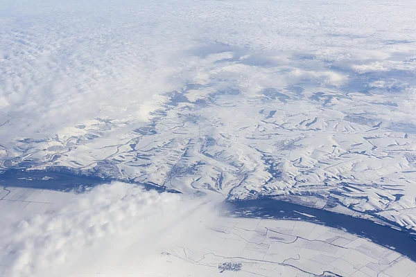 Flyver over bjerge: sne under - Stock-foto