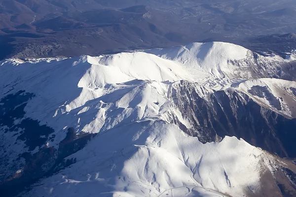 Flyger över bergen: snö nedan — Stockfoto