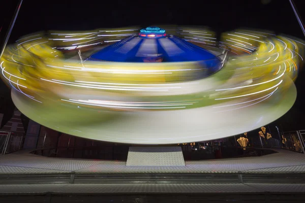 Luna park wheel em uma área pública ao ar livre — Fotografia de Stock