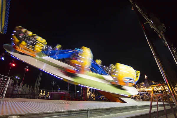 Luna park wheel en una zona pública al aire libre —  Fotos de Stock