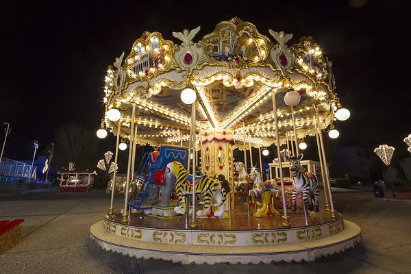 Luna park carousel w miejscu publicznym odkrytym — Zdjęcie stockowe