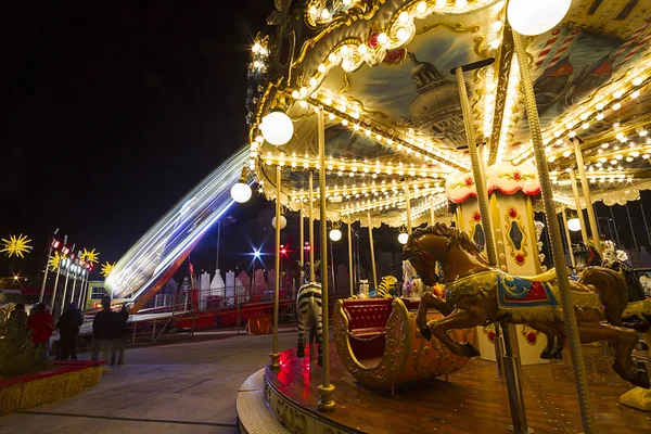 Luna park carousel w miejscu publicznym odkrytym — Zdjęcie stockowe