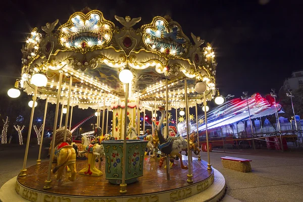 Luna park carousel w miejscu publicznym odkrytym — Zdjęcie stockowe