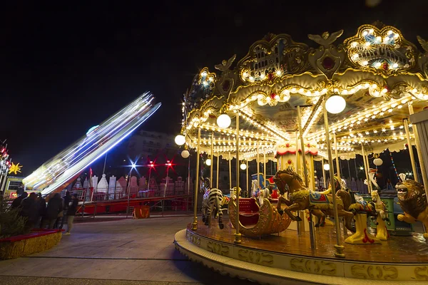 Carrusel Luna park en una zona exterior pública —  Fotos de Stock