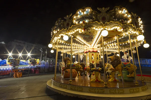 Luna park-karusell på offentlig utendørs område – stockfoto