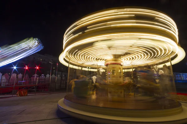 Luna park carousel w miejscu publicznym odkrytym — Zdjęcie stockowe