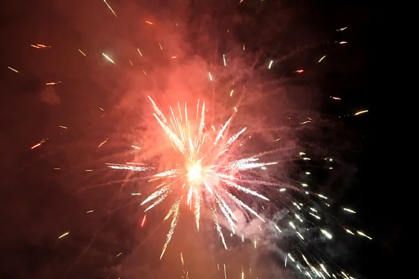 Hermosos fuegos artificiales contra el cielo oscuro, fuegos artificiales — Foto de Stock