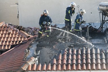 İtfaiyeciler yanık katta daire yangın söndürmek deneyin.