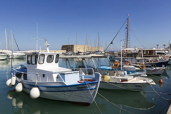 Fiskebåtar, heraklion på Kreta, Grekland — Stockfoto