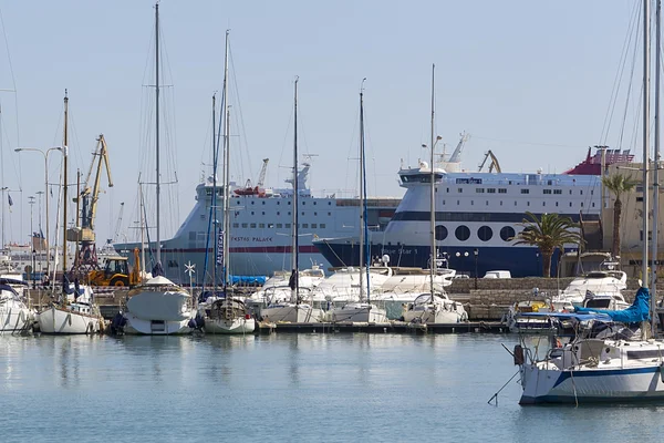 Rybářské lodě, Heraklionu na Krétě, Řecko — Stock fotografie