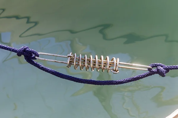 Mooring bollard with heavy duty mooring ropes — Stock Photo, Image