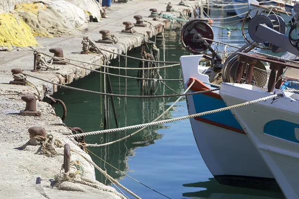 Ormeggio dissuasore con corde di ormeggio pesanti — Foto Stock