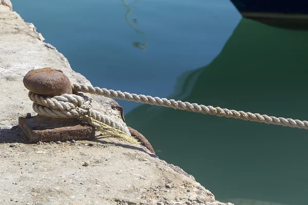 Mooring bollard with heavy duty mooring ropes — Stock Photo, Image