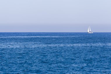 Mavi gökyüzü arka plan üzerinde Akdeniz yat yarışı