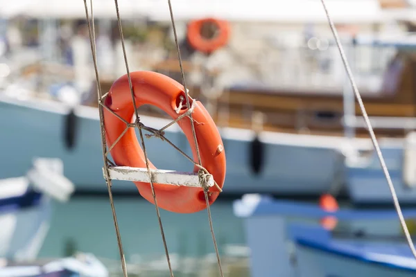 Bóia vermelha no navio — Fotografia de Stock