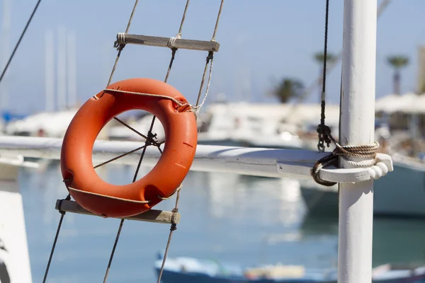 Rode boei op schip — Stockfoto