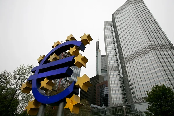 До знаменитого великий знак євро в Європейський Центральний Банк — стокове фото