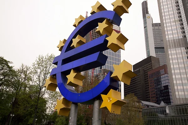 Den berömda stora eurotecknet på Europeiska centralbanken — Stockfoto