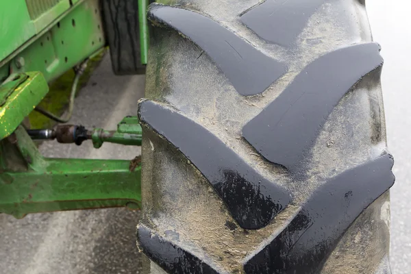 Detail zblízka běhounu pneumatiky z traktoru nebo jiné těžké du — Stock fotografie