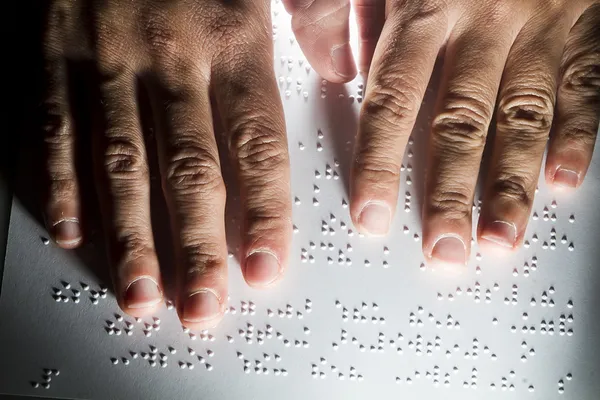 Blind lezen van tekst in braille taal — Stockfoto