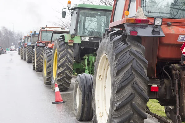 Протест фермеров со своими тракторами — стоковое фото