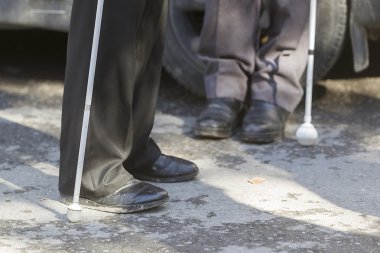 kör bir adamın ayakları sopa ile yakın çekim