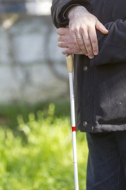 kör bir adamın elinde bir sopa tutan yakın çekim