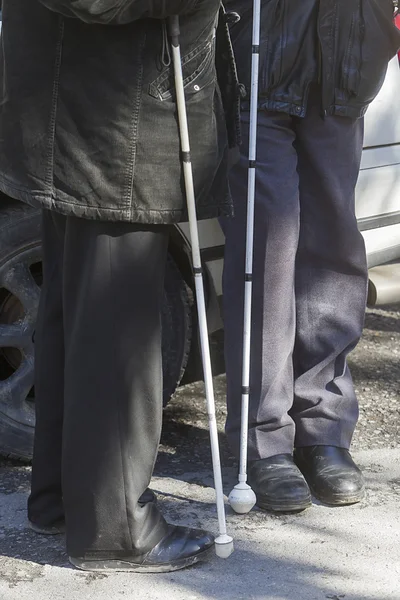 Close-up in blind man's voeten met stok — Stockfoto