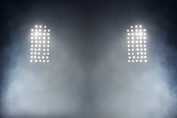 Estadio luces contra oscuro cielo nocturno backgroundon — Foto de Stock