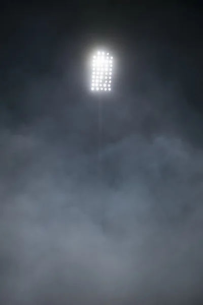 Stadion fények, sötét éjszaka ég backgroundon ellen — Stock Fotó