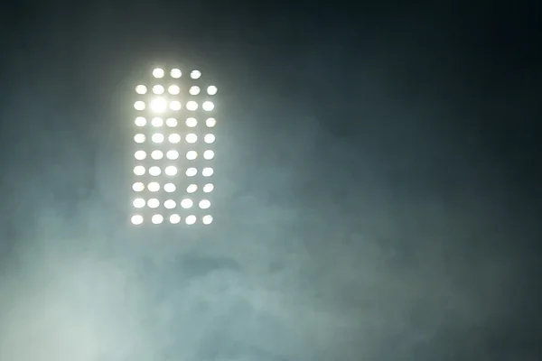 Stadion fények, sötét éjszaka ég backgroundon ellen — Stock Fotó