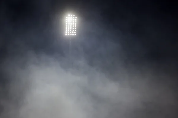 Вогні стадіону на фоні темного нічного неба — стокове фото