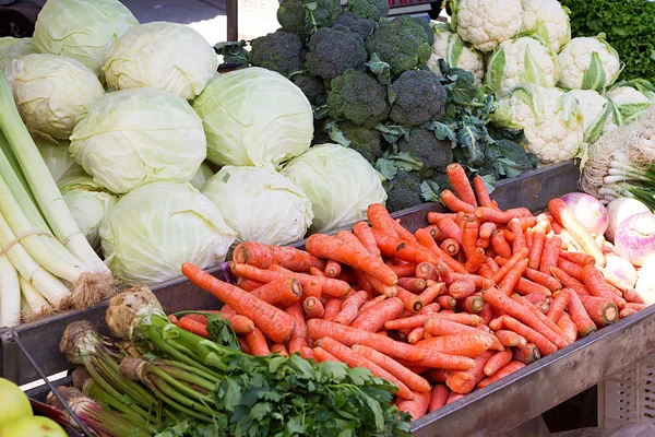 Street market with various colorful fresh vegetables — Stock Photo, Image