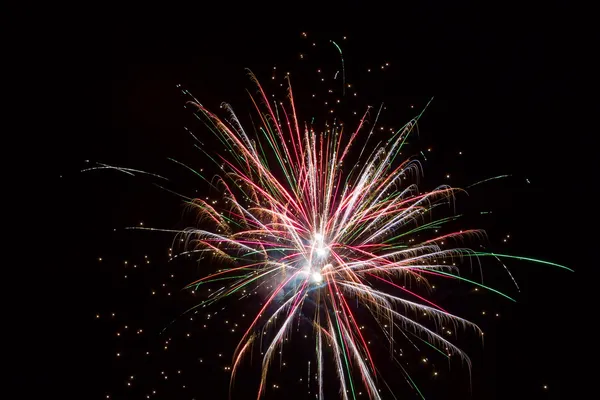 Hermosos fuegos artificiales contra el cielo oscuro, fuegos artificiales — Foto de Stock