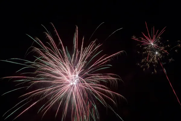 Hermosos fuegos artificiales contra el cielo oscuro, fuegos artificiales — Foto de Stock