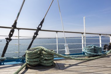 gemi kat kalın halatlar üzerinde ahşap yelkenli