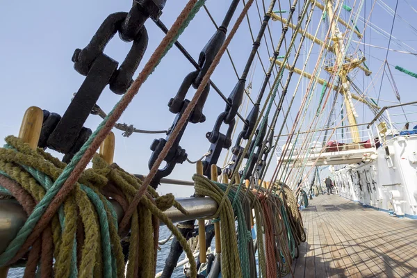 Sea hemp ropes and pulleys on the old nautical vessel — Stock Photo, Image