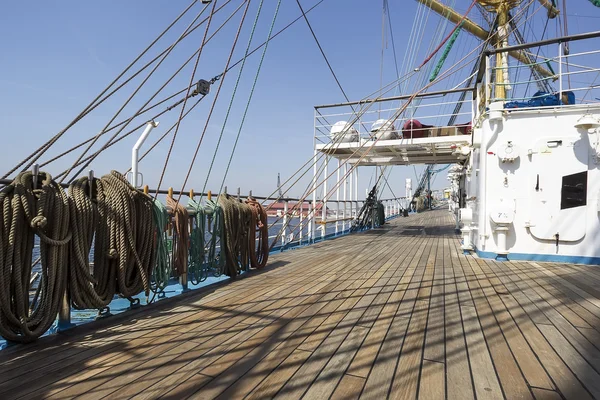 Sailing boat pictured from on board — Zdjęcie stockowe