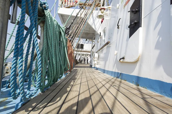 Cordas grossas em um piso de navio à vela de madeira — Fotografia de Stock